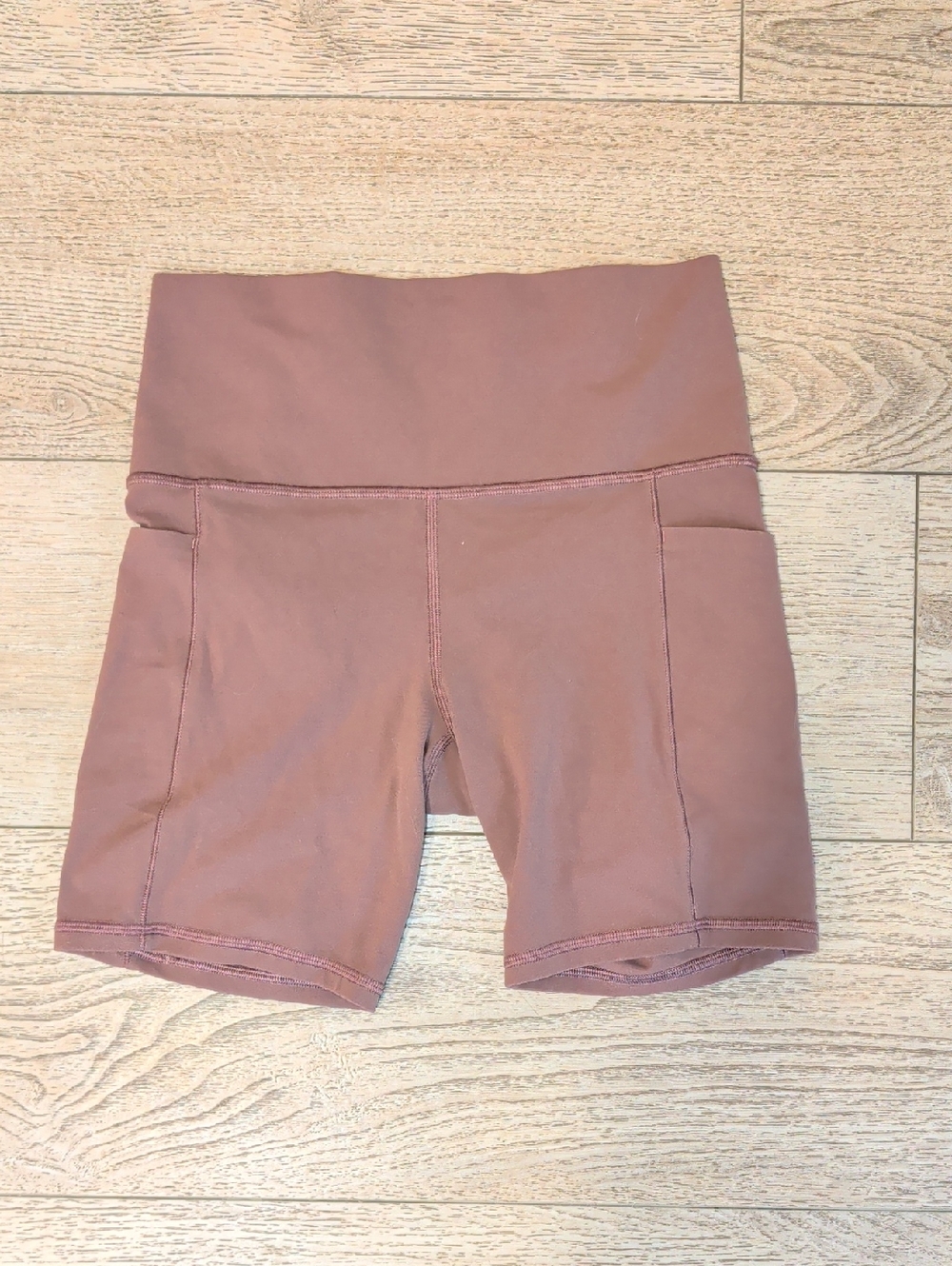 Athleta Salutation Stash Pocket II 7inch Shorts, Mauve Size Small